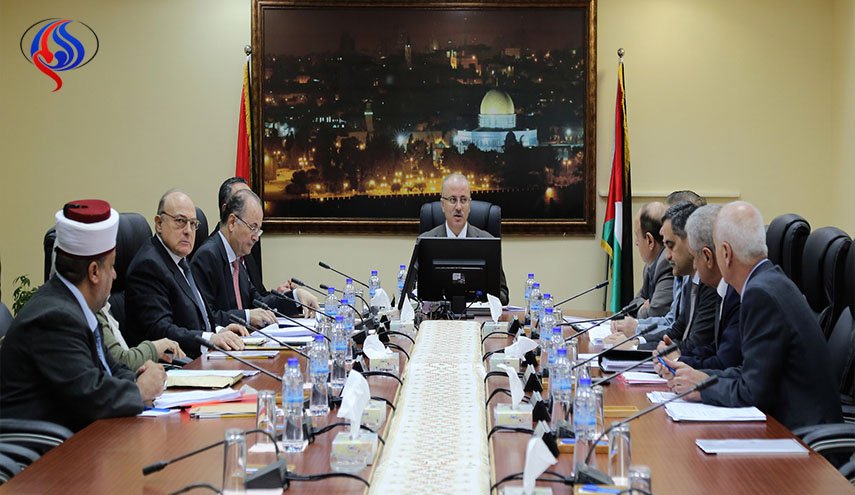 فلسطين.. عباس يقبل استقالة حكومة «التوافق»