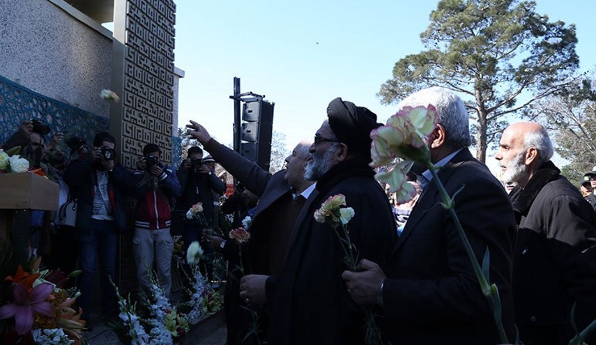 جایگاه جلوس امام راحل در بهشت زهرا گلباران شد