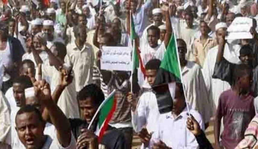  رئيس الوزراء السوداني یکشف سبب أزمة بلاده الاقتصادية