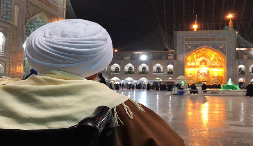 شاهد بالصور.. الشيخ عيسى قاسم في حرم الامام الرضا (ع)