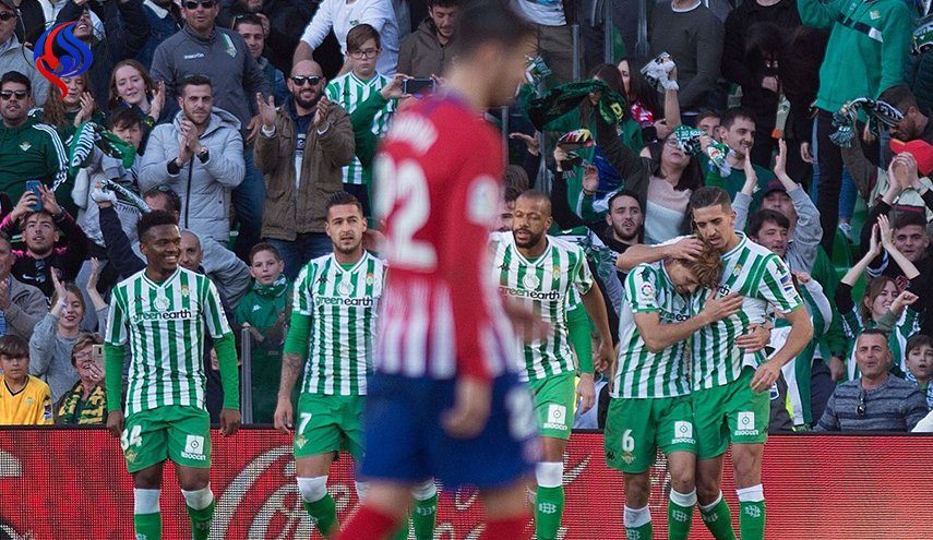 بيتيس يسدي خدمة لبرشلونة وريال يقترب من أتلتيكو 