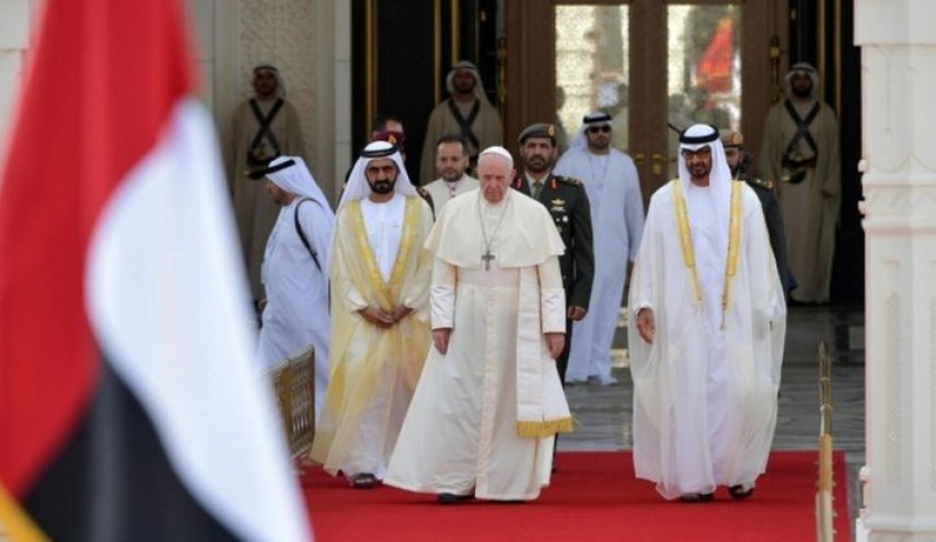 البابا يثير الجدل بازدواجيته.. يدين العدوان ويزور المعتدي في بيته!