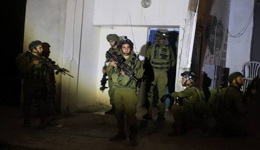 قوات الإحتلال الإسرائيلي تداهم مدينة البيرة وتعتقل شابا فلسطينيا