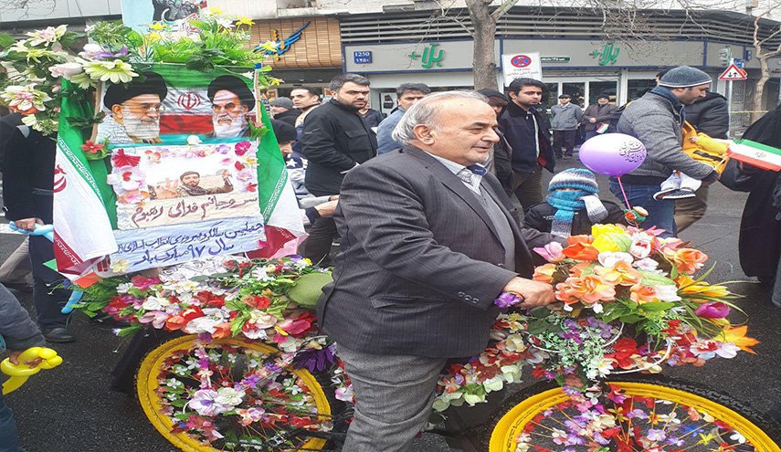 انظر بالصورة تقليعة جديدة في الاحتفال بانتصار الثورة