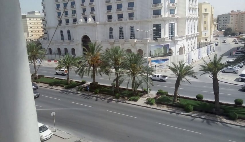 صورة/قطر تزيل اسم السعودية من لوحات المرور الإرشادية 