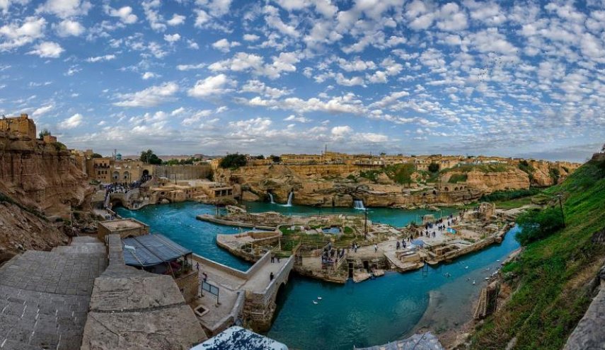 نظم الري في شوشتر.. مياه تتدفق من تحت المنازل لتصنع لوحة فنية جميلة