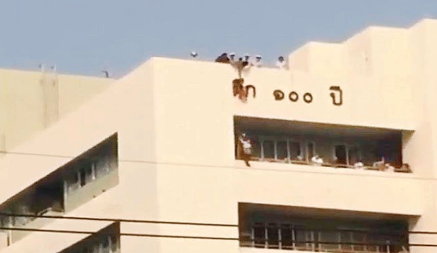 طفلة تايلاندية لباسها تحول إلى طوق نجاتها