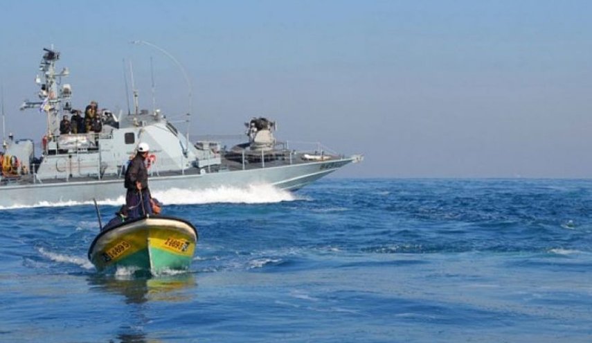 بحرية الاحتلال تهاجم مراكب الصيادين قبالة بحر غزة