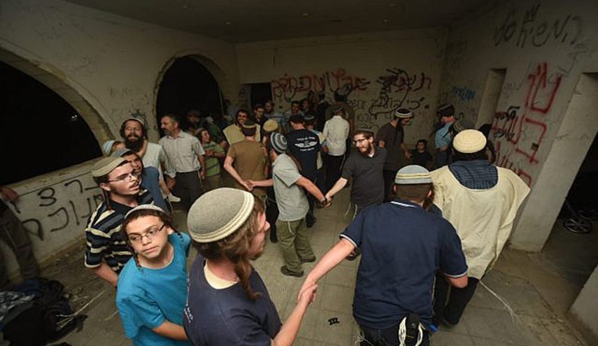 مستوطنون يختطفون فلسطينيًا بالضفة الغربية المحتلة
