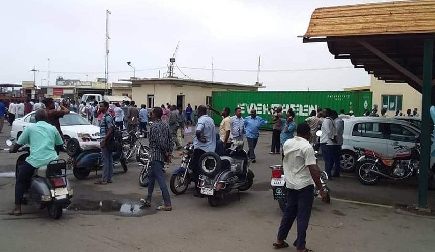 عمال بورتسودان يضربون عن العمل