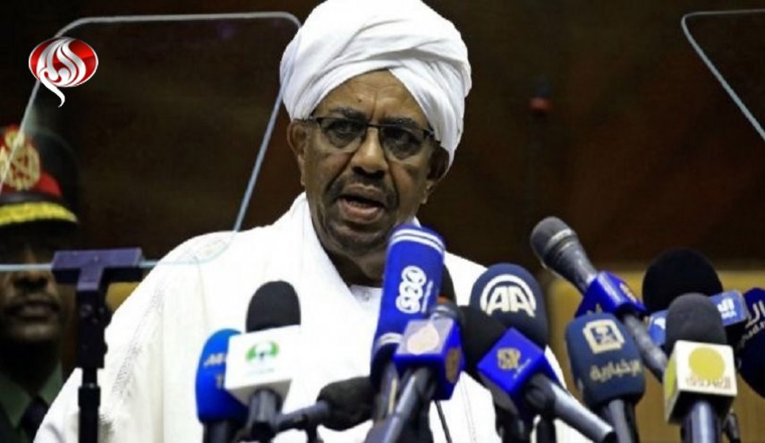 البشير يحل الحكومة المركزية ويفرض حالة الطوارئ