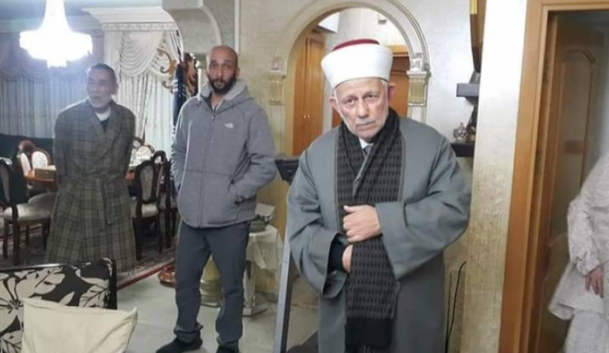 الاحتلال يفرج عن رئيس مجلس الأوقاف الفلسطينية ويقرر ابعاده
