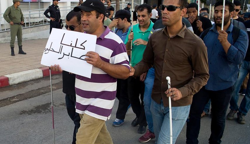 مكفوفون معطلون في هذا البلد العربي يهددون بانتحار جماعي