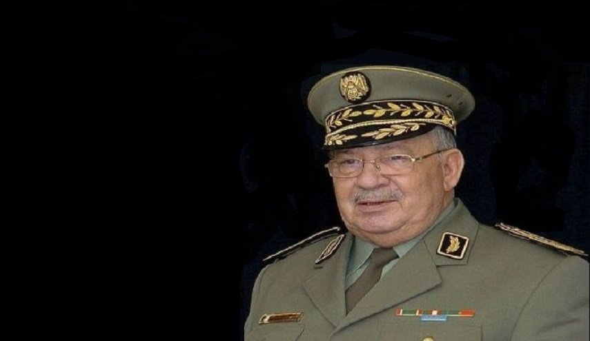 رئيس الأركان الجزائرى يشهد مناورات رعد الصحراء