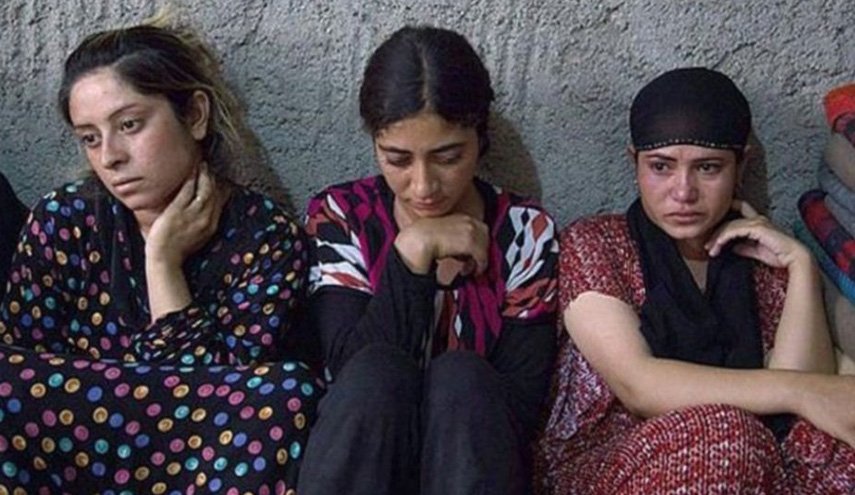 بالصورة.. ناجية من ’داعش’ تتعرف على جلادها الذي سلم نفسه لقسد