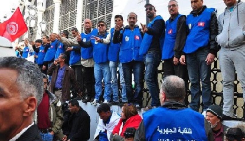 آلاف الأمنيين يتظاهرون أمام قصر الحكومة التونسية