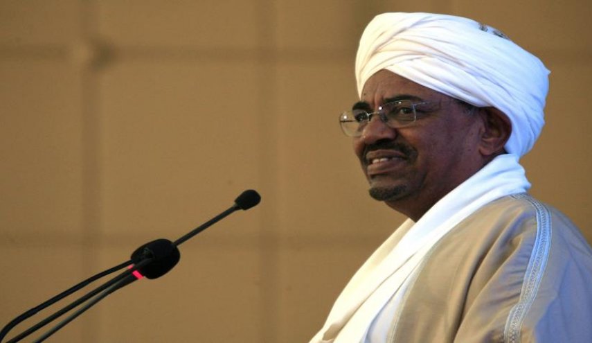 البشير يفوض صلاحياته الحزبية لنائبه والاحتجاجات تتواصل