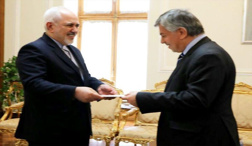 السفير العراقي الجديد بطهران يسلم ظريف اوراق اعتماده