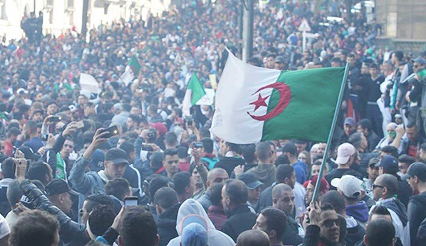 الجزائر.. حراك الشارع ورسالة الجيش الى الشعب