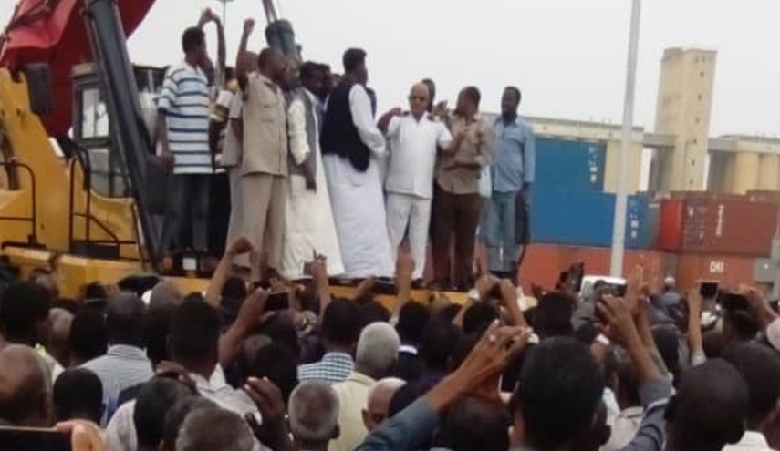 بعد إضراب في أكبر موانئ السودان.. هذا قرار البشير