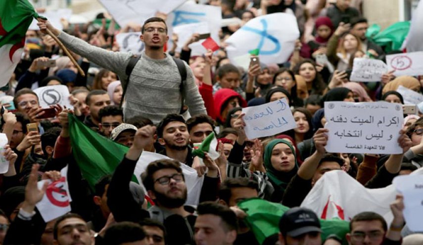 التظاهرات تشتعل بالجزائر والحزب الحاكم يحذر من عصيان مدني
