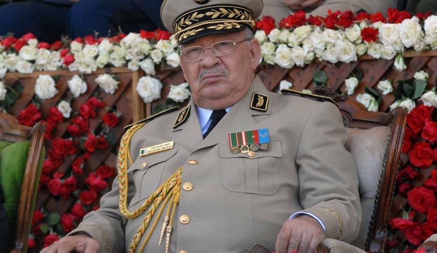الجيش الجزائري يوجه رسائل للشعب