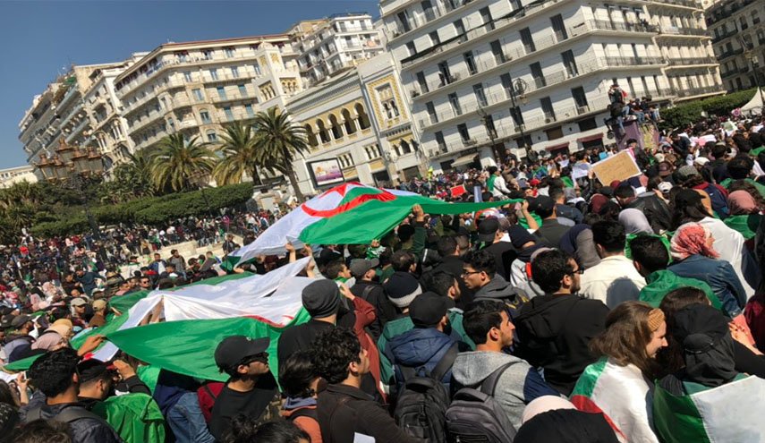 بالصور.. إحتجاجات طلابية رافضة لتمديد بوتفليقة العهدة الرابعة 