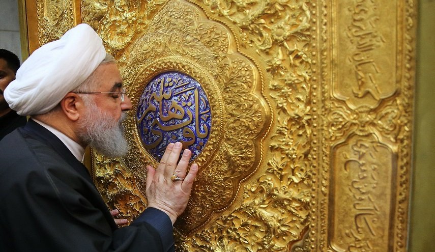 بالصور.. روحاني يؤدي الصلاة بالعتبات المقدسة في كربلاء المقدسة