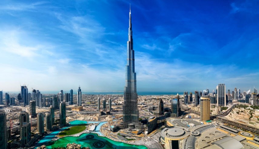 كاتب اماراتي حاول تملق حكامه فنال نصيبه من غضب رواد المواقع 