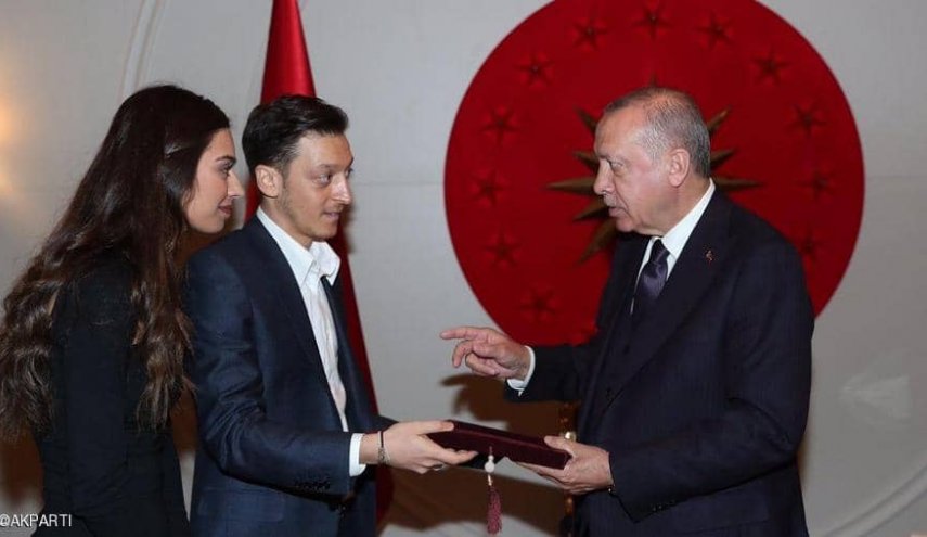 أوزيل وأردوغان.. دعوة زفاف قد تستفز الألمان