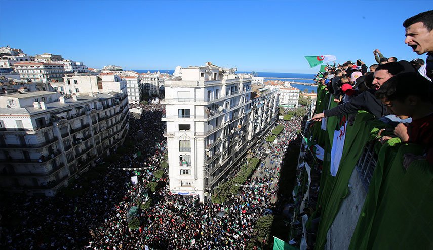 ما بين حراك الشعب وجهود تشكيل الحكومة.. الجزائر الى أين؟