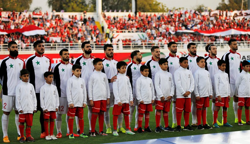 شاهد: طفلة عراقية تعترض حافلة المنتخب السوري !