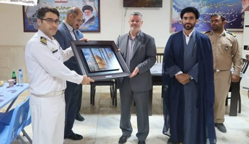 قائد البحرية الايرانية يتفقد قاعدة بحرية عند الحدود مع باكستان