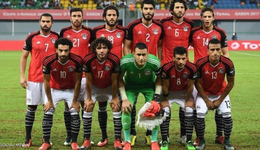 قميص الفراعنة 'ظهر' في الملعب والجدل يشتعل مجددا
