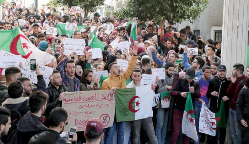 بلومبرغ: التظاهرات في الجزائر تدخل أخطر مراحلها