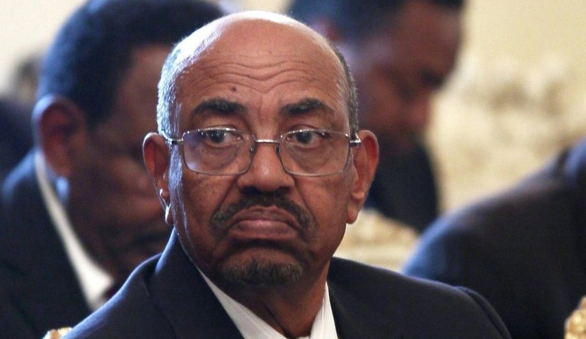 البشير يغيب عن القمة العربية في تونس.. ما الذي حدث؟