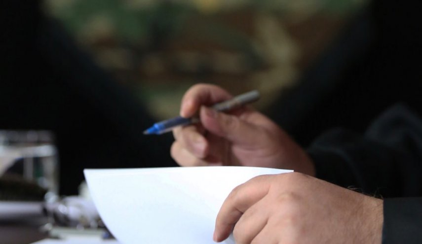 بالصورة .. طفلة لبنانية تخاطب السيد نصرالله: خوذ اموالي و جيب صاروخ !
