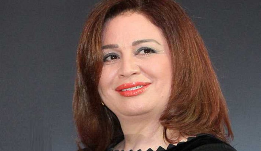 بالصور... فنانة مصرية ترتدي الحجاب في حضرة الامام الكاظم (ع) بالعراق