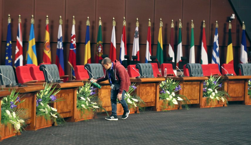 قمة تونس.. تحمل مفاجآت في قوائم الحاضرين والغائبين