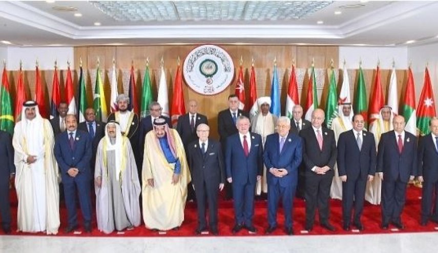 الصورة الوحيدة التي اجتمع فيها القادة العرب في قمة تونس
