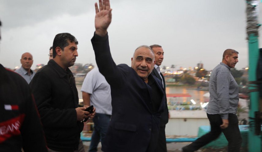 بالصور... عبد المهدي يزور الامام الكاظم (ع) سيراً على الاقدام
