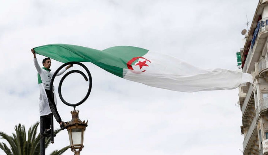 أنباء عن توقيف وزير العدل الجزائري السابق أثناء محاولته مغادرة البلاد
