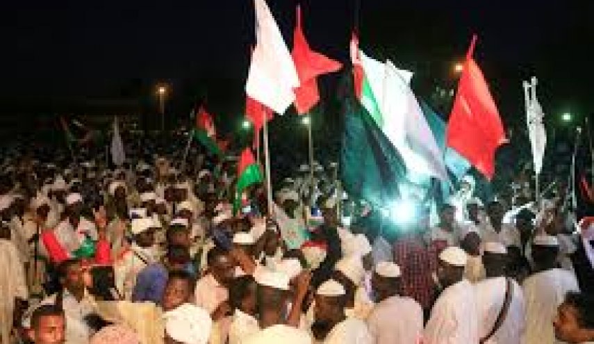 دخول عدد من المتظاهرين في الخرطوم مقر عمر البشير
