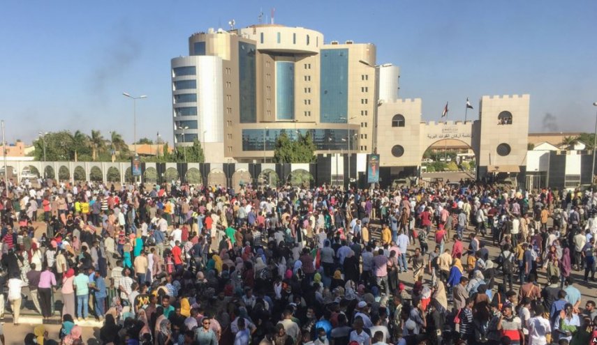 البشير يسلم جميع سلطاته الى لجنة عسكرية