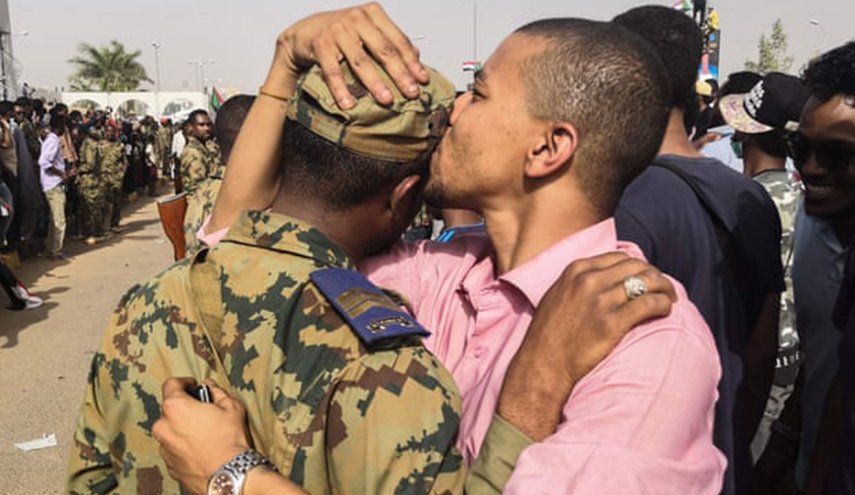 متظاهرون يهاجمون مقرين لجهاز الأمن والمخابرات في شرق السودان