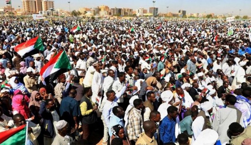  اليوم الثاني للإطاحة بالبشير بين الترقب والاجراءات 