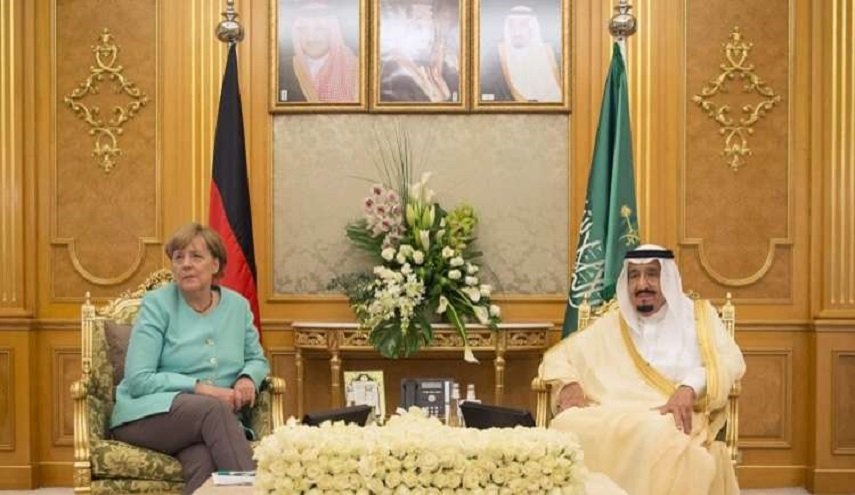 الملك سلمان وولي عهده يعزيان ميركل