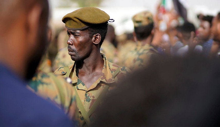 أول قرار من المجلس العسكري الانتقالي في السودان
