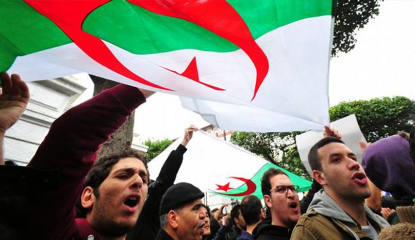 الشرطة الجزائرية تعتقل المئات خلال احتجاجات الجمعة