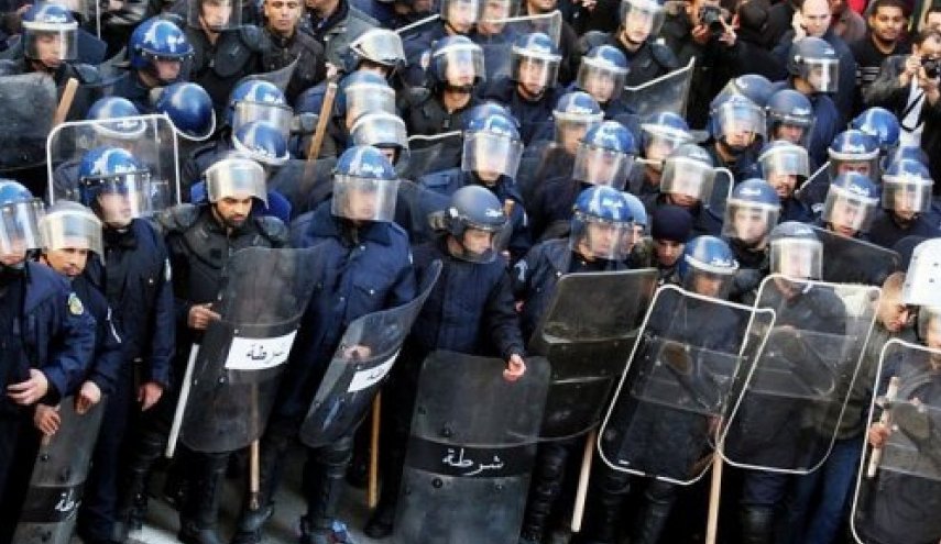 قوات مكافحة الشغب تنسحب من أهم موقع احتجاجي في الجزائر
